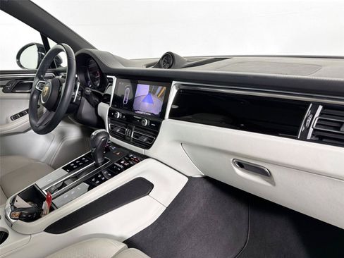 Certified 2023 Porsche Macan AWD/4WD image 29