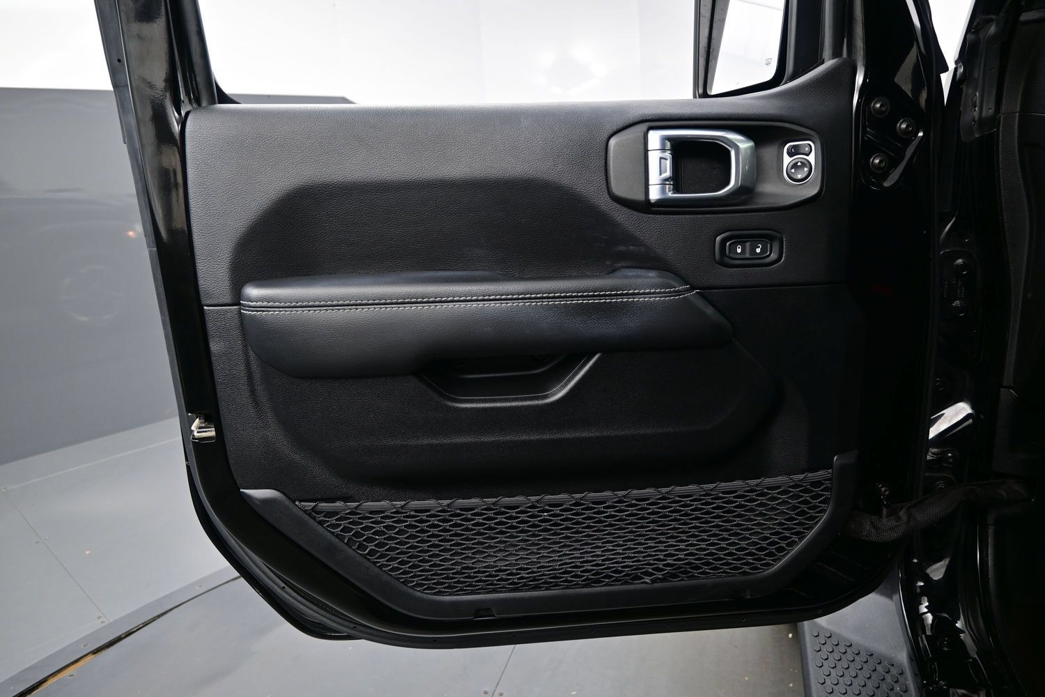 Used 2021 Jeep Wrangler Unlimited Sahara w/ Cold Weather Group AWD/4WD image 12