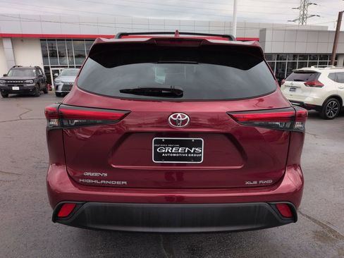 Used 2023 Toyota Highlander XLE AWD/4WD image 4