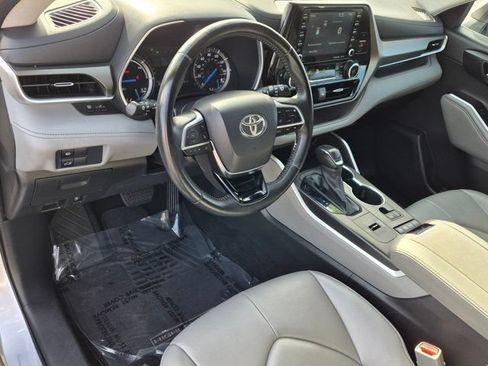 Used 2021 Toyota Highlander XLE AWD/4WD image 19