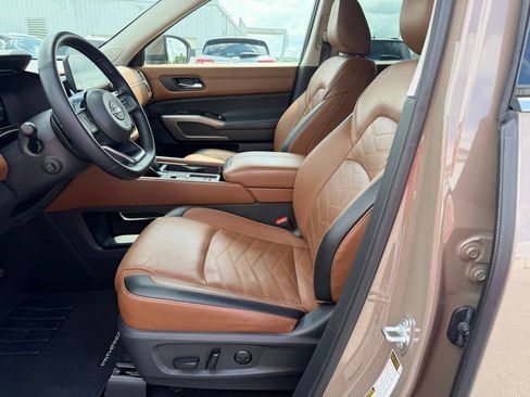 Used 2023 Nissan Pathfinder Platinum w/ Black Appearance Package FWD image 15