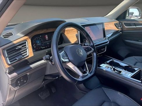 Used 2025 Volkswagen Atlas SE FWD image 12