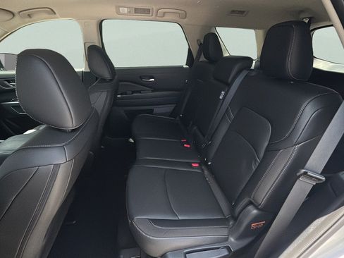 Used 2025 Nissan Pathfinder SL FWD image 16