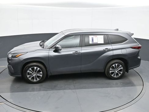Used 2024 Toyota Highlander XLE AWD/4WD image 18