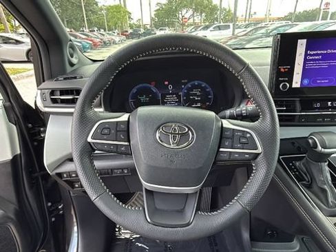 Used 2025 Toyota Sienna XSE w/ XSE Plus Package FWD image 21