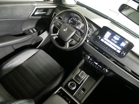 Used 2024 Mitsubishi Outlander SE image 9