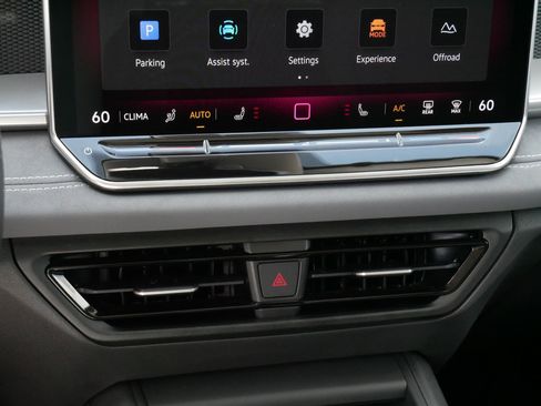 Certified 2025 Volkswagen Tiguan SE w/ Panoramic Sunroof Package AWD/4WD image 23