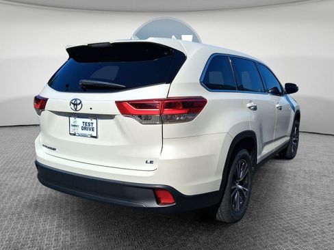 Used 2019 Toyota Highlander Plus FWD image 3