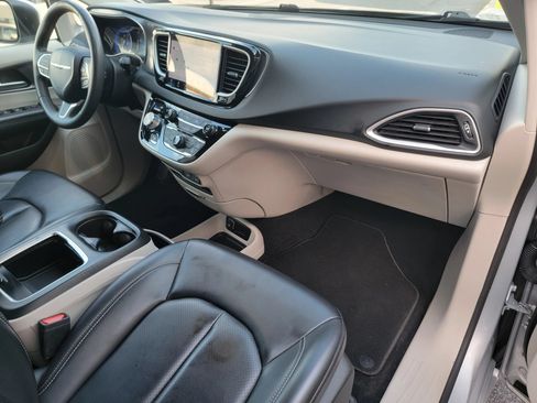 Used 2023 Chrysler Pacifica Touring-L FWD image 15