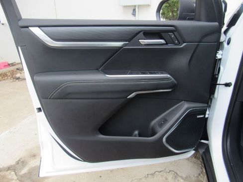 Used 2025 GMC Acadia Elevation image 13