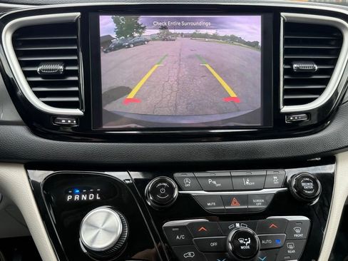 Used 2023 Chrysler Pacifica Touring-L FWD image 37