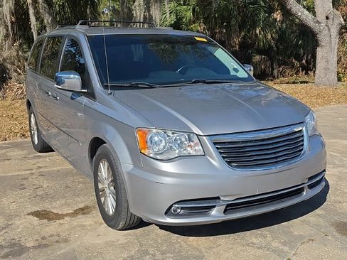 Used 2015 Chrysler Town & Country Limited image 5
