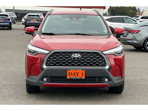 Used 2023 Toyota Corolla Cross XLE image 11