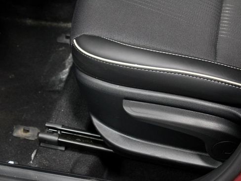 Certified 2025 Hyundai Venue Limited FWD image 25