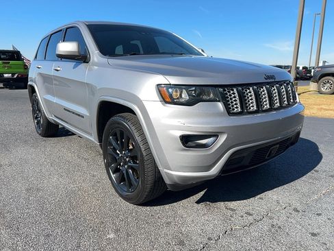 Used 2021 Jeep Grand Cherokee Laredo X image 3