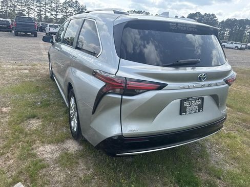 Used 2023 Toyota Sienna Platinum image 6