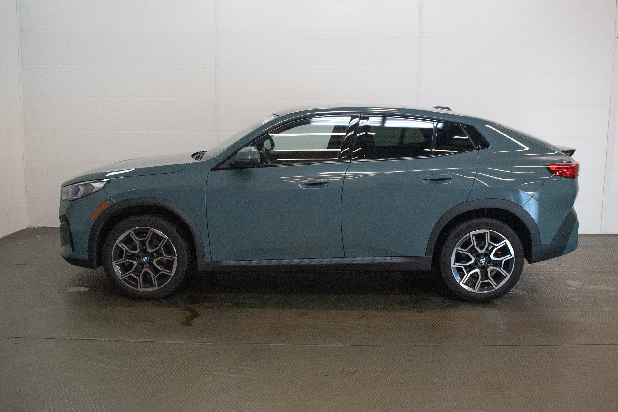 Used 2025 BMW X2 xDrive28i AWD/4WD image 7