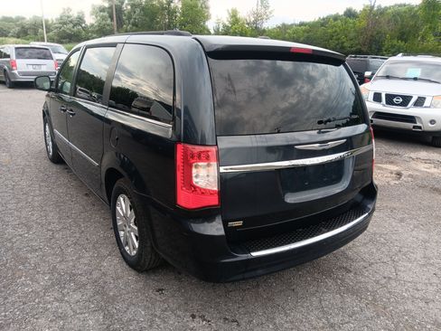 Used 2014 Chrysler Town & Country Touring FWD image 3