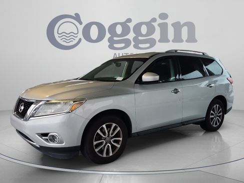 Used 2016 Nissan Pathfinder SV FWD image 1