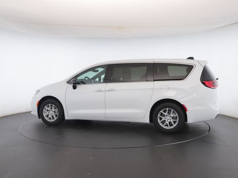 New 2026 Chrysler Pacifica Select image 18
