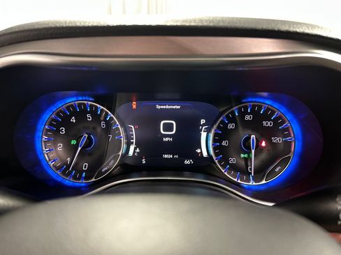 Used 2024 Chrysler Pacifica Limited w/ S Appearance Package FWD image 16