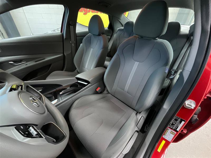 Used 2021 Hyundai Elantra SE FWD image 12