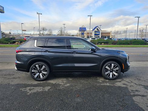 New 2026 Mitsubishi Outlander SEL image 4