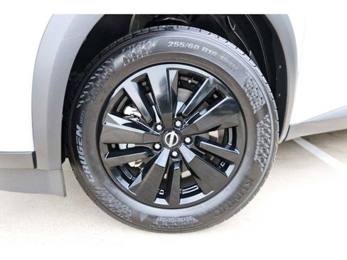 Used 2025 Nissan Pathfinder SV image 28