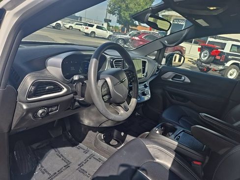 Used 2024 Chrysler Pacifica Limited FWD image 11