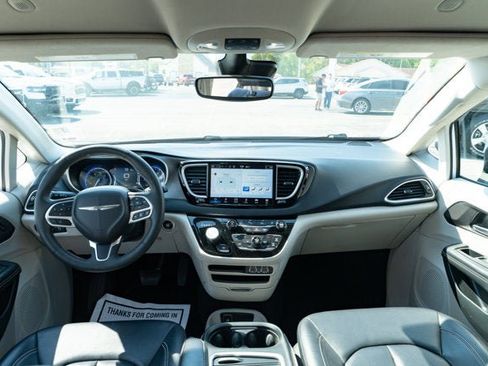 Used 2024 Chrysler Pacifica Touring-L FWD image 31