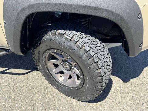Used 2018 Toyota Tacoma TRD Off-Road w/ Technology Package AWD/4WD image 45