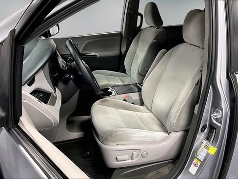 Used 2018 Toyota Sienna LE FWD image 19