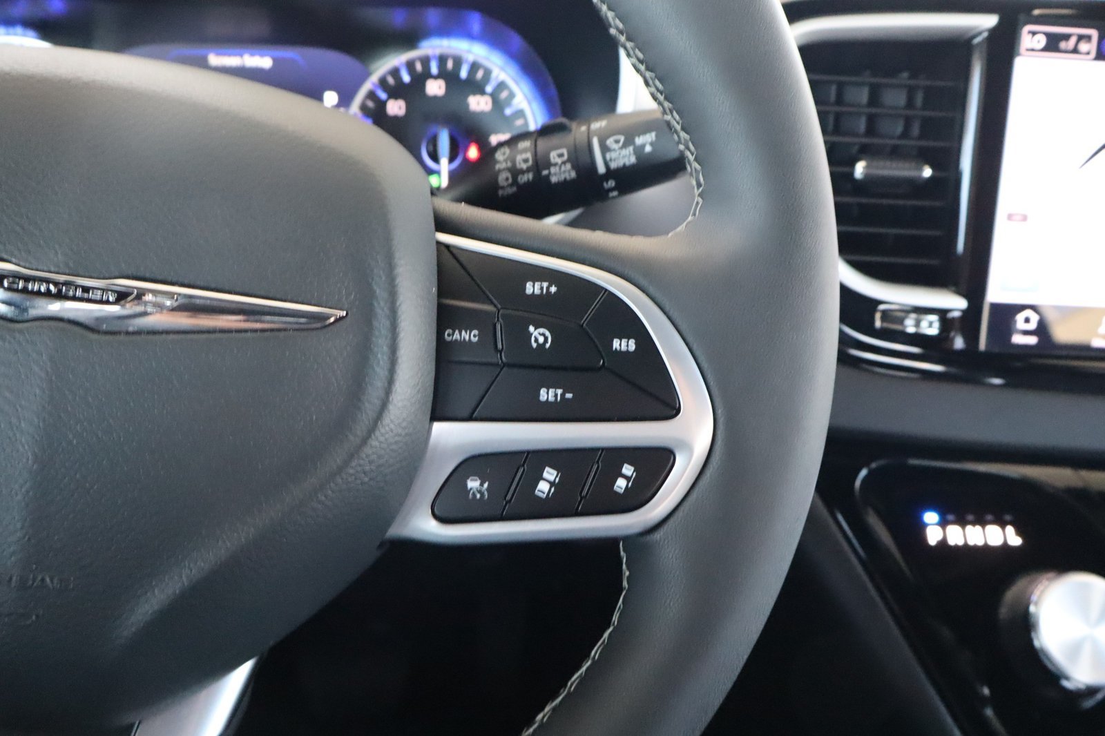 Used 2026 Chrysler Pacifica Select FWD image 25