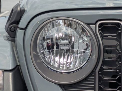 Used 2024 Jeep Gladiator Sport AWD/4WD image 9