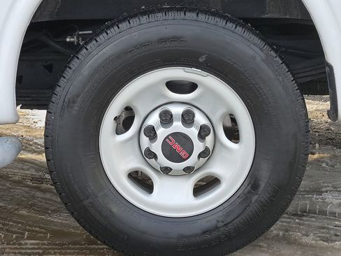 Used 2024 GMC Savana 2500 w/ Driver Convenience Package image 12