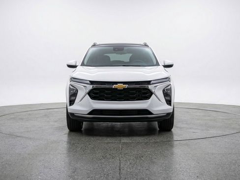 Used 2025 Chevrolet Trax LT image 2