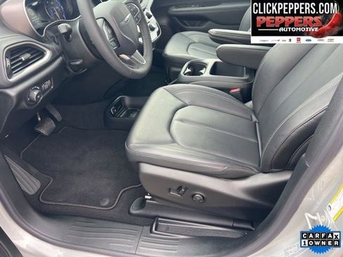 Used 2026 Chrysler Pacifica Select image 11
