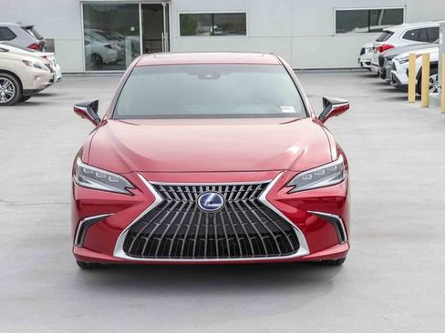 Used 2022 Lexus ES 300h w/ Accessory Package FWD image 2