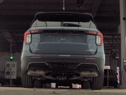 Used 2025 Ford Explorer ST-Line w/ Premium Package image 15