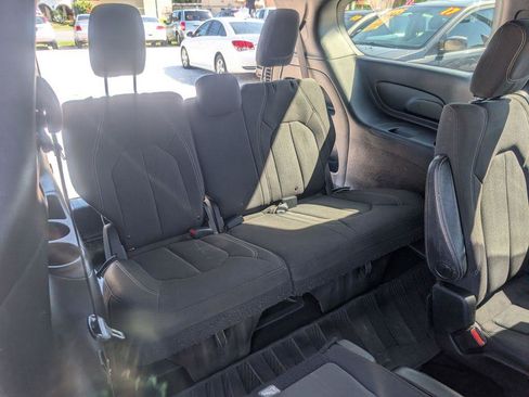 Used 2018 Chrysler Pacifica Touring Plus w/ S Appearance Package FWD image 13