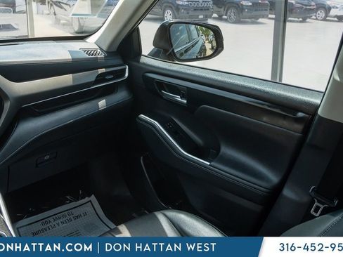 Used 2023 Toyota Highlander XLE FWD image 21