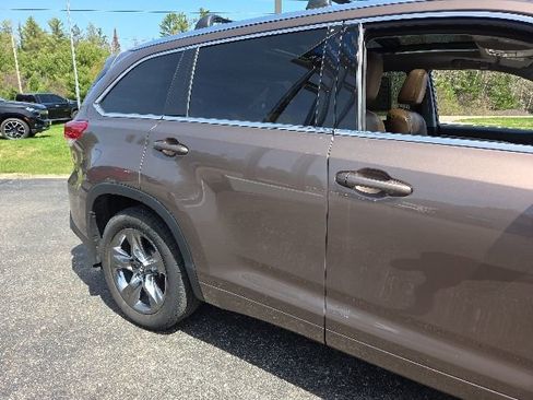 Used 2017 Toyota Highlander Limited AWD/4WD image 33