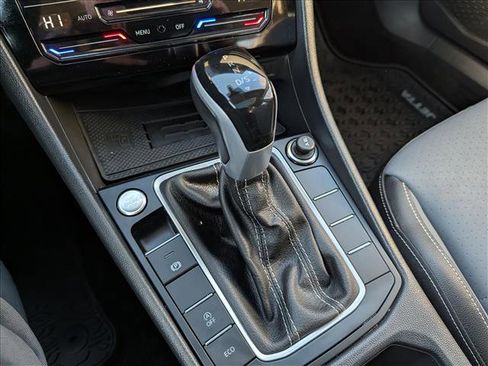 Certified 2025 Volkswagen Jetta SE w/ Sunroof Package image 32