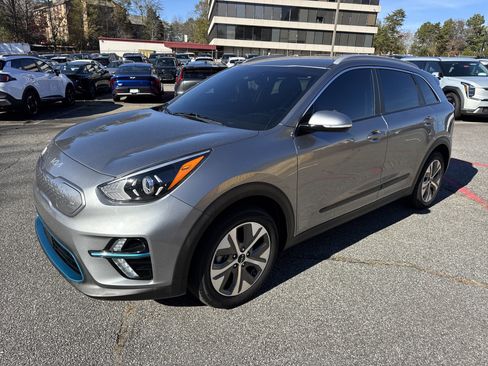 Used 2022 Kia Niro EX image 3