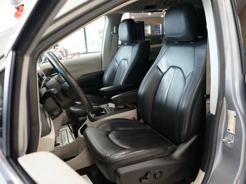 Used 2021 Chrysler Pacifica Touring-L w/ Uconnect Theater Family Group AWD/4WD image 3