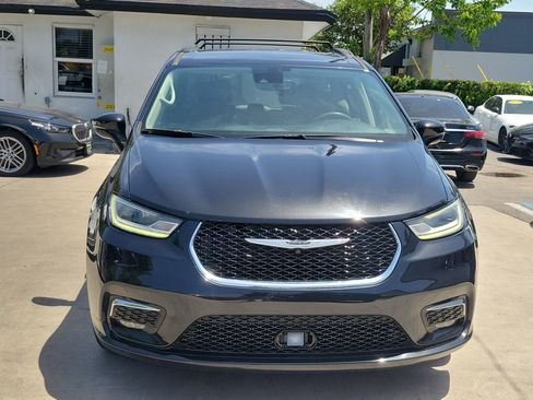 Used 2022 Chrysler Pacifica Touring-L FWD image 2