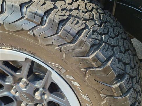 Used 2022 Jeep Wrangler Unlimited Rubicon w/ Cold Weather Group AWD/4WD image 10