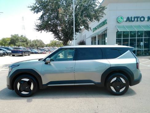 Used 2024 Kia EV9 Light Long Range RWD image 12