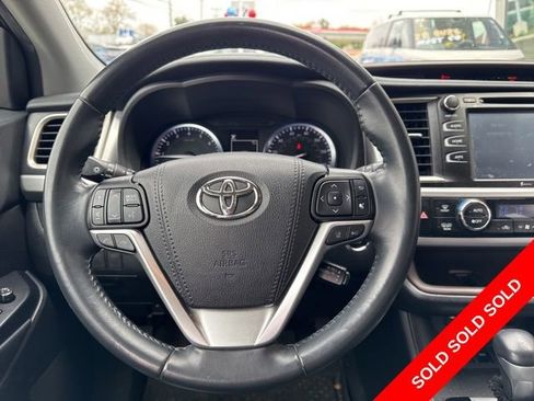Used 2019 Toyota Highlander XLE AWD/4WD image 11