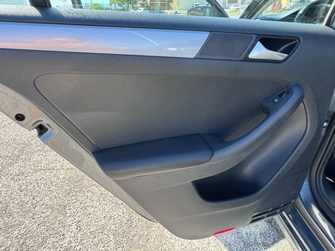 Used 2017 Volkswagen Jetta SE image 14
